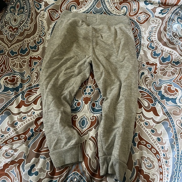 Boys size 5 grey sweatpants - Picture 4 of 4